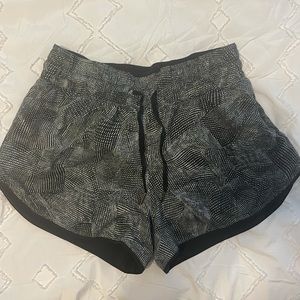 Lululemon Reversible running shorts w/ drawstring